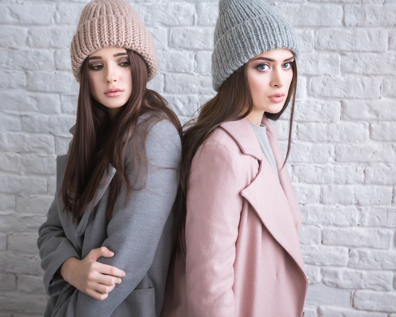Две молодые девушки в теплых шапках 