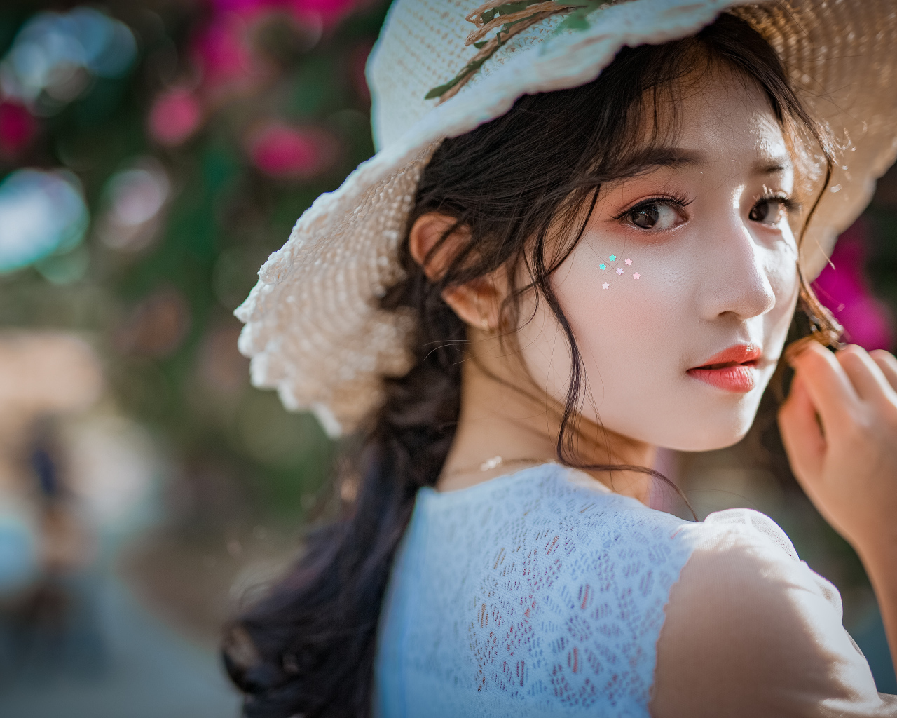 Молодая азиатка с соломенной шляпе 