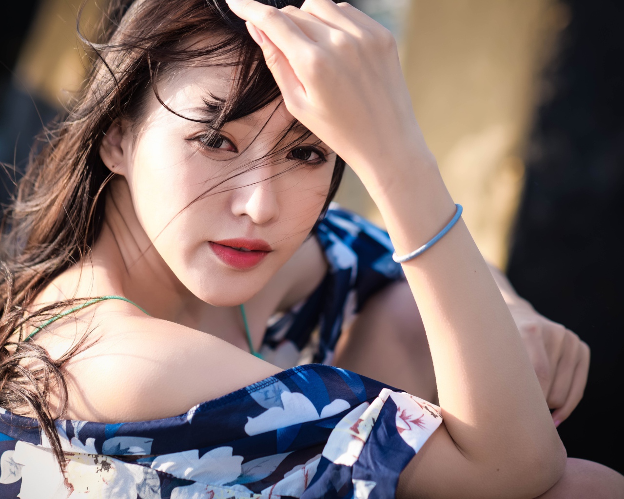 Молодая азиатка в лучах солнца