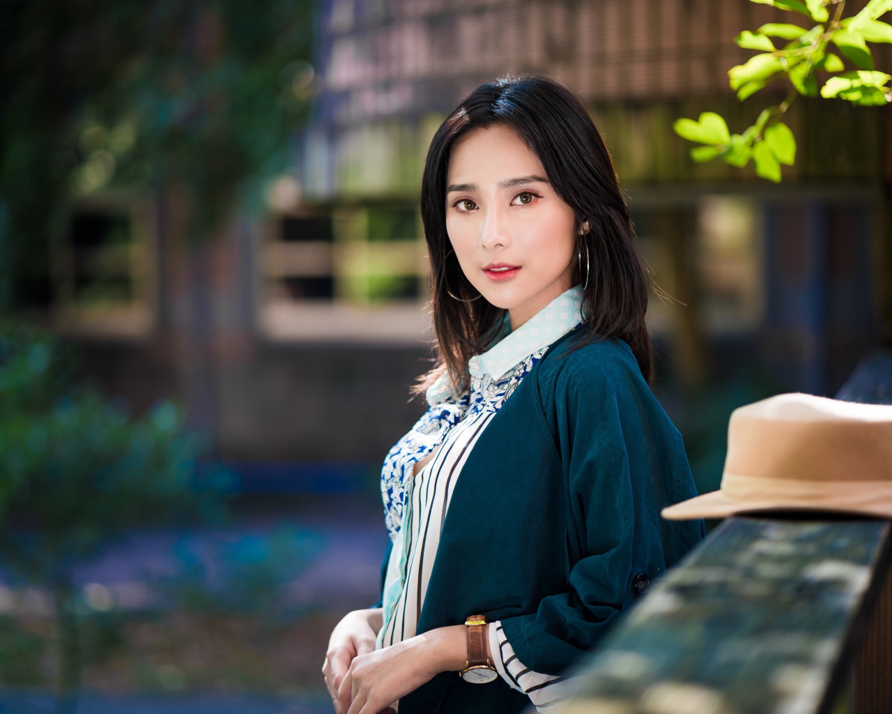 Молодая девушка азиатка со шляпой 