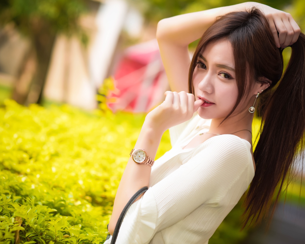 Молодая азиатка с часами на руке