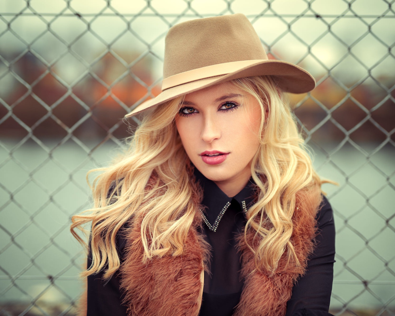 Молодая блондинка в шляпе