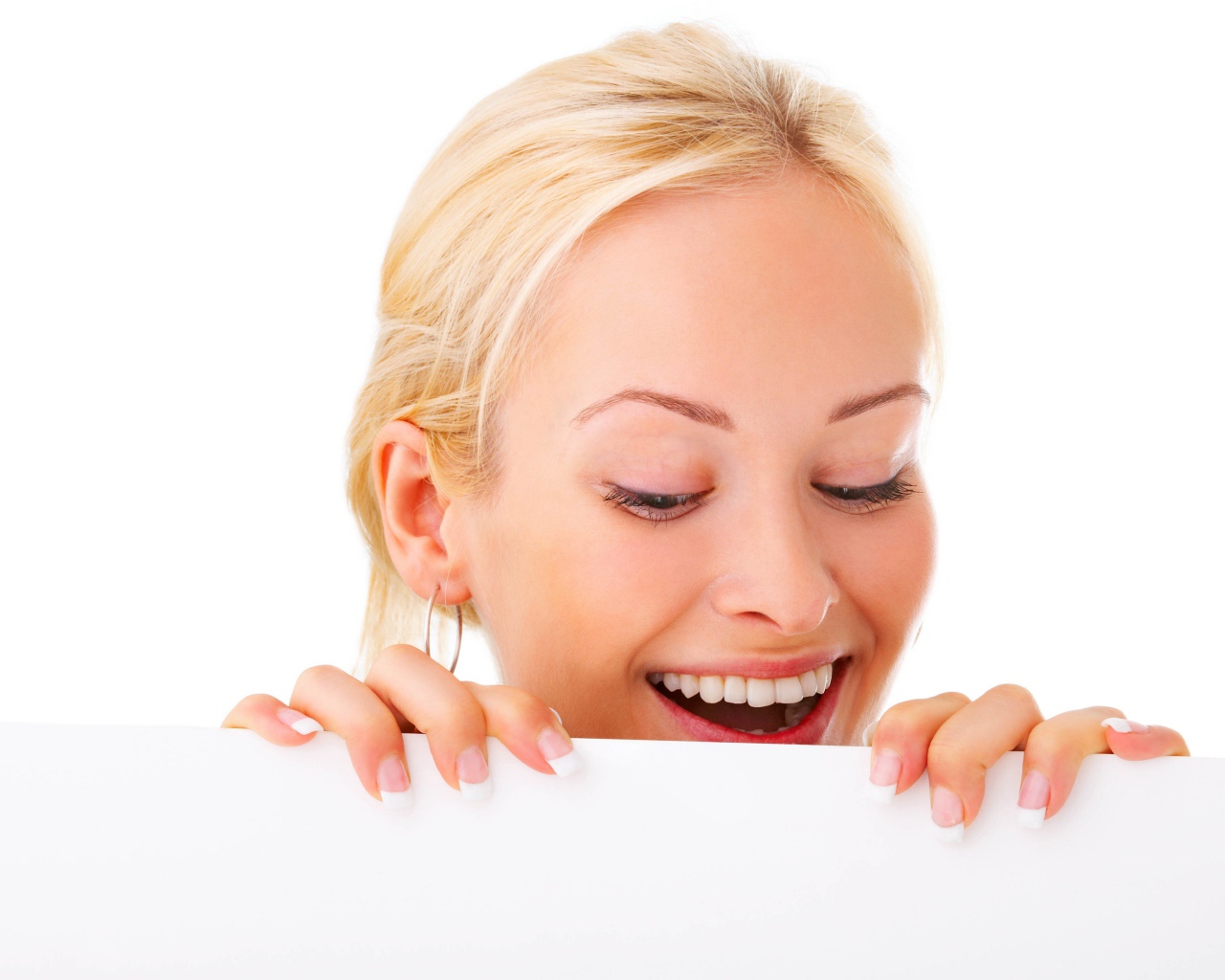 Молодая блондинка с красивой улыбкой на белом фоне