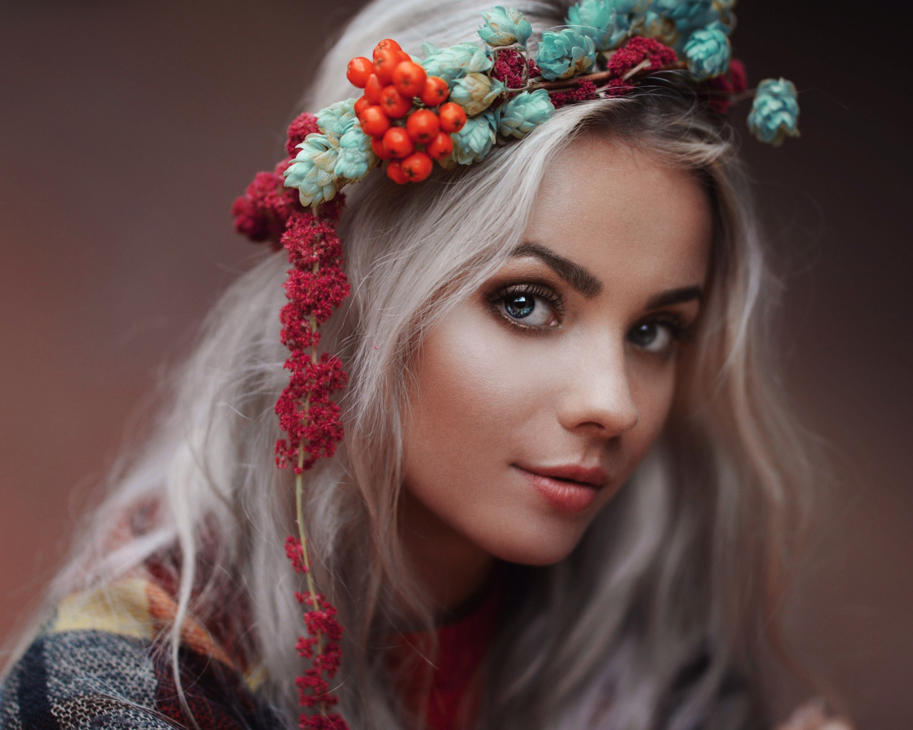 Молодая голубоглазая девушка с венком на голове