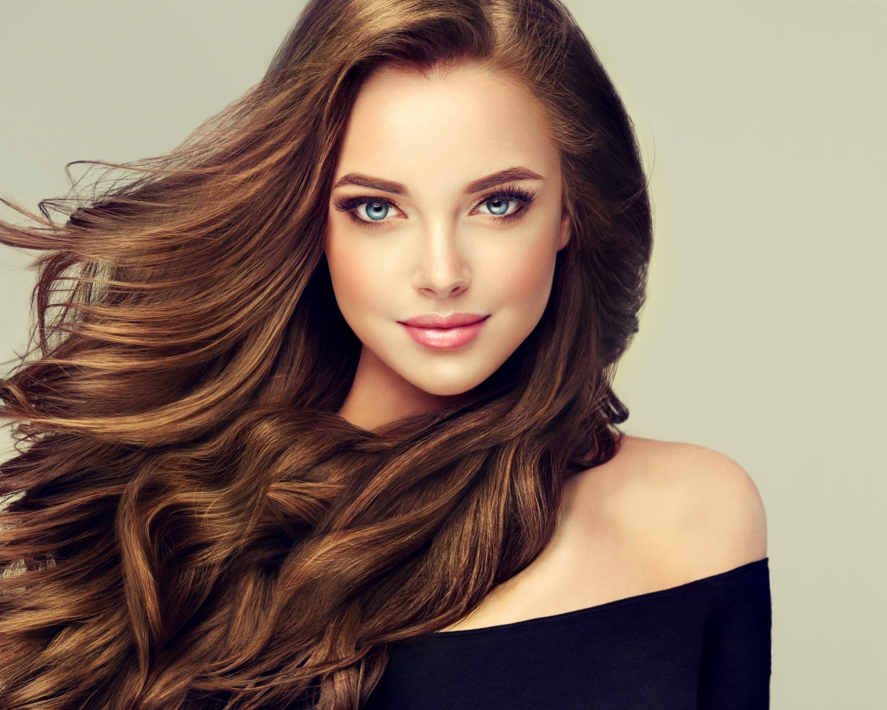 Молодая голубоглазая девушка с красивыми длинными волосами