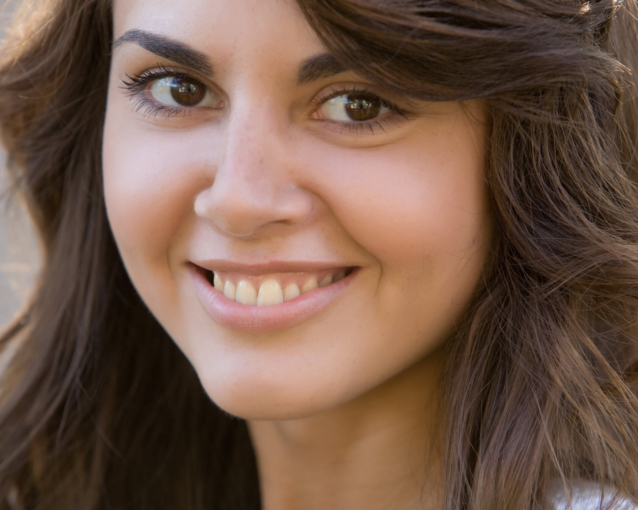 Молодая кареглазая брюнетка с очаровательной улыбкой