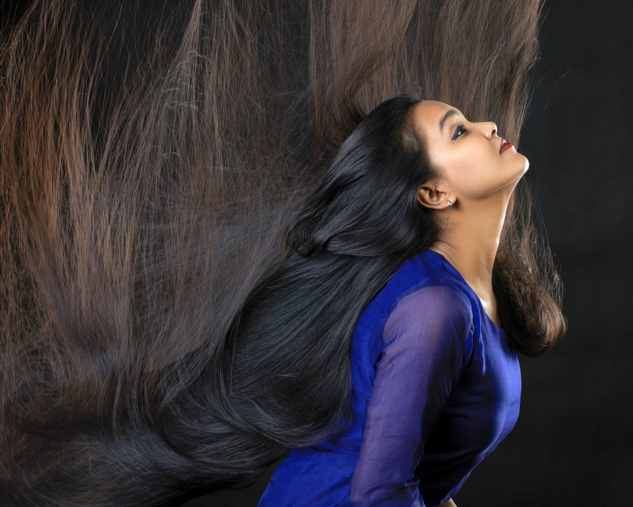 Молодая девушка брюнетка с длинными волосами 