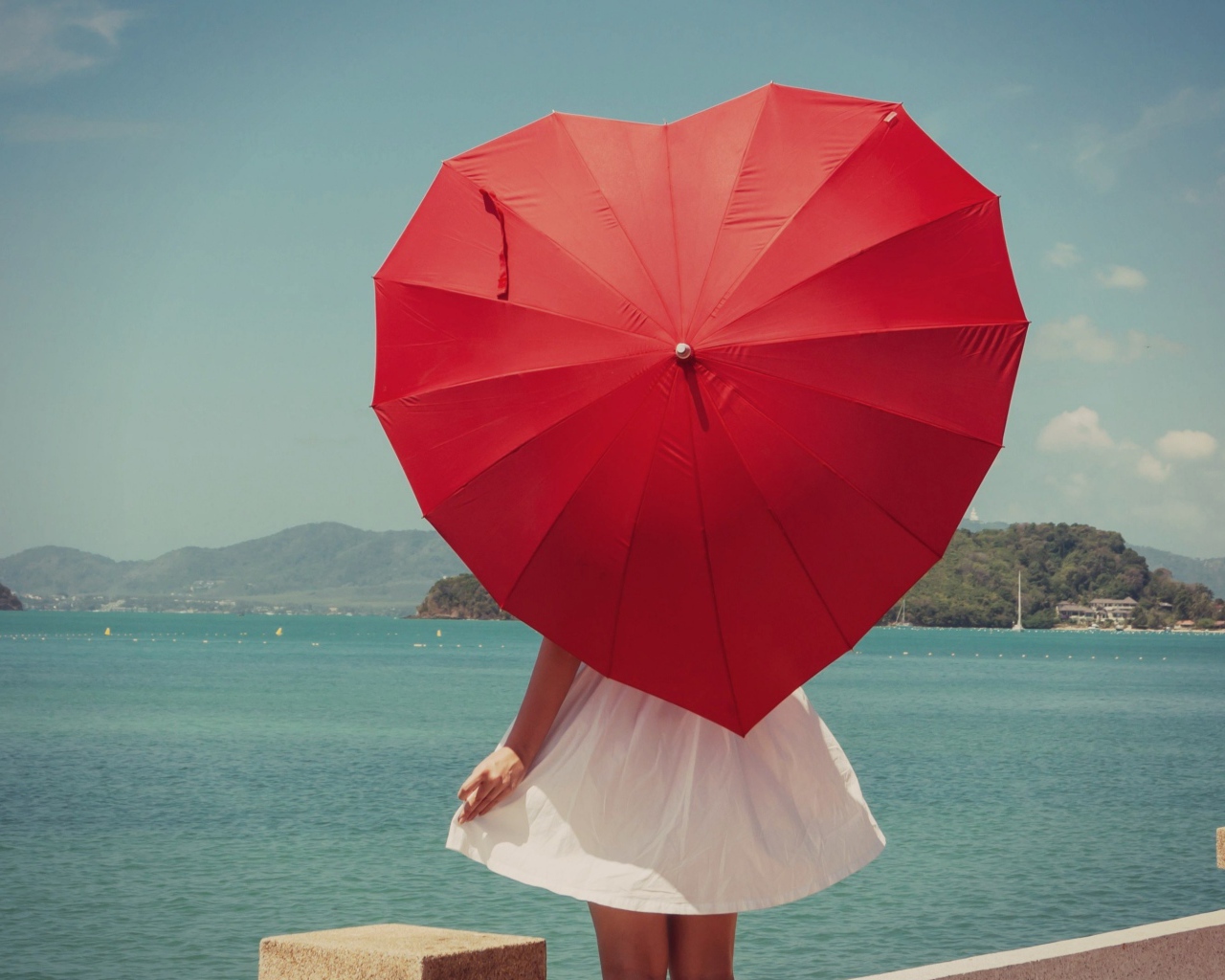 Молодая девушка с красным зонтом в форме сердца