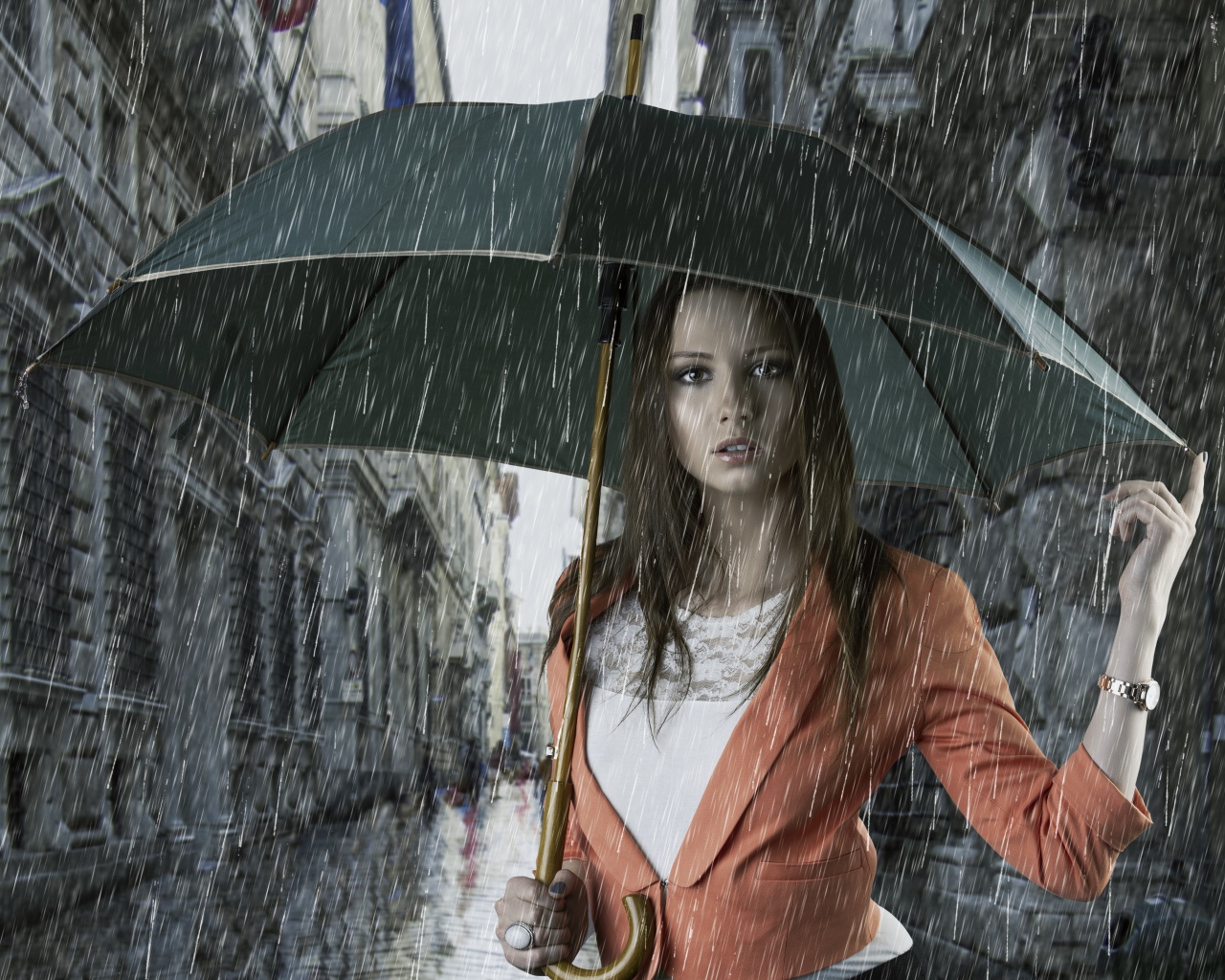 Молодая девушка с зонтом под дождем