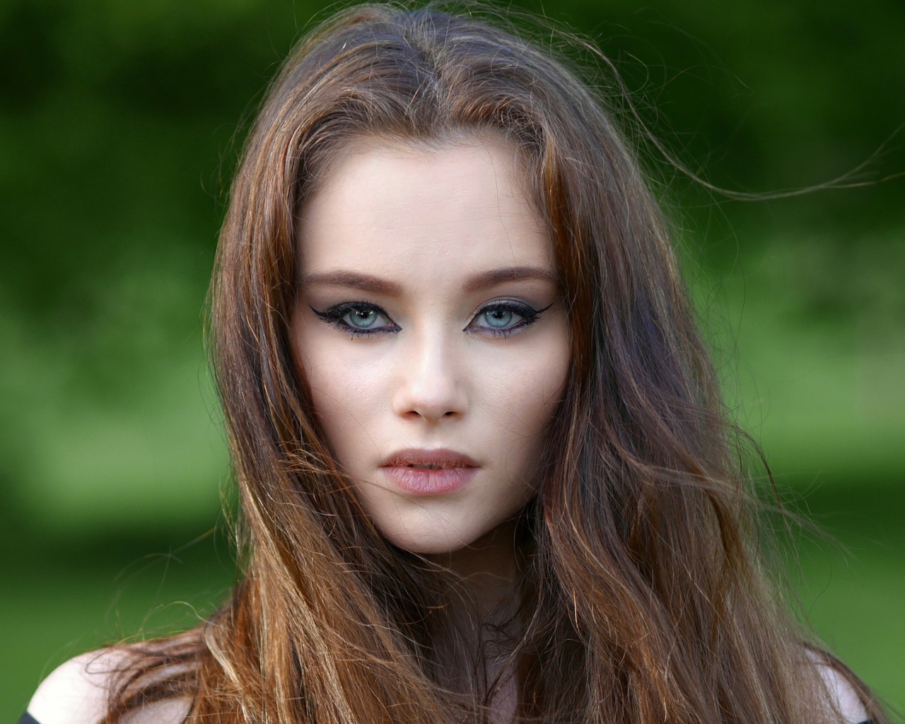 Молодая девушка с красивыми накрашенными глазами 