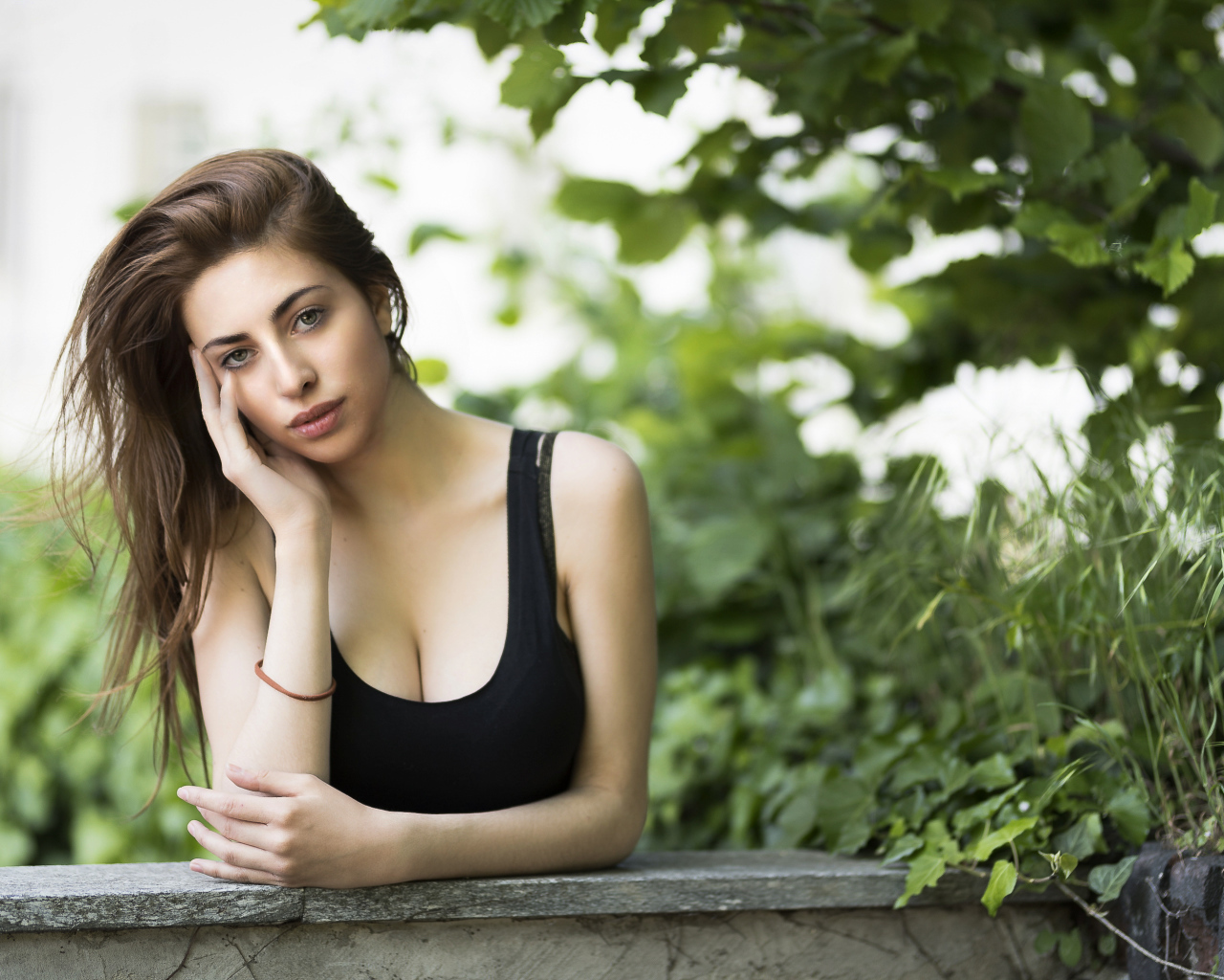 Молодая длинноволосая девушка в черной майке