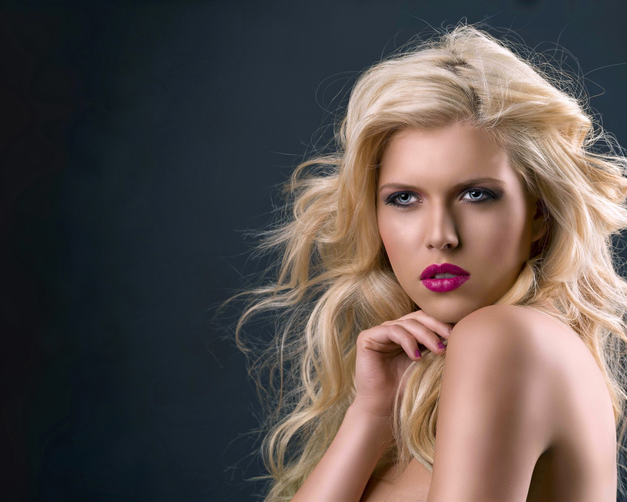 Молодая эффектная голубоглазая блондинка