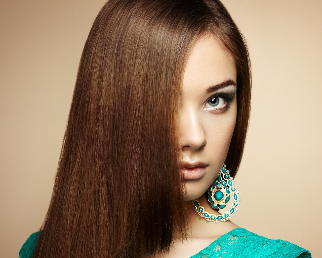 Молодая эффектная девушка с бирюзовыми серьгами