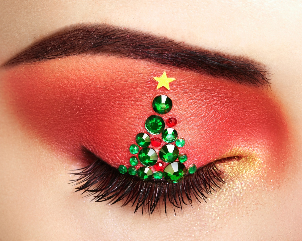 Елка из стразов на веке у девушки