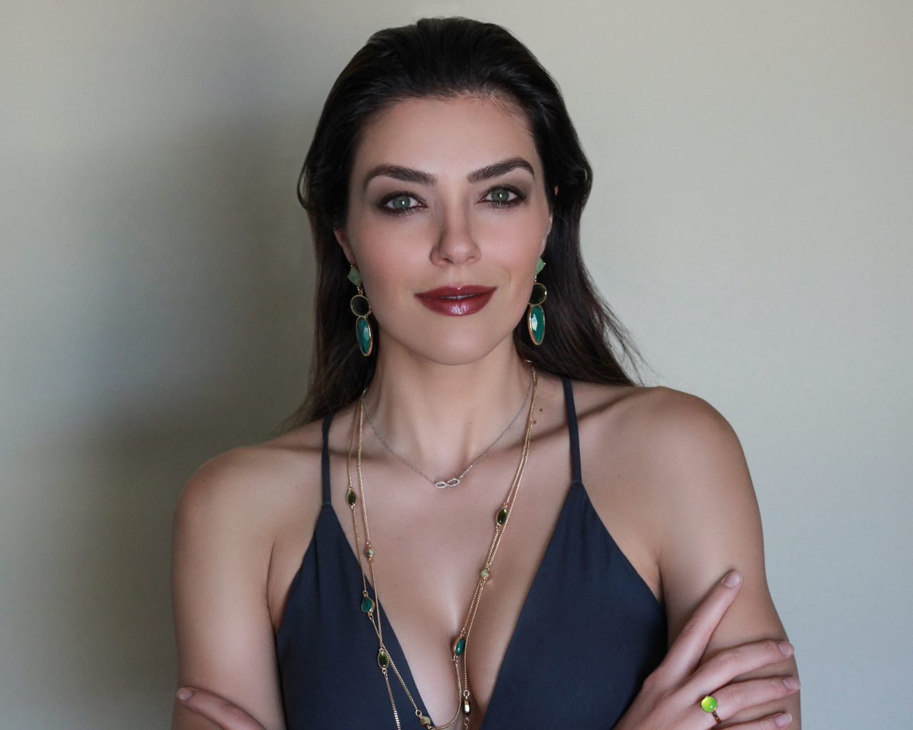 Американская модель Эдрианн Карри фото на сером фоне