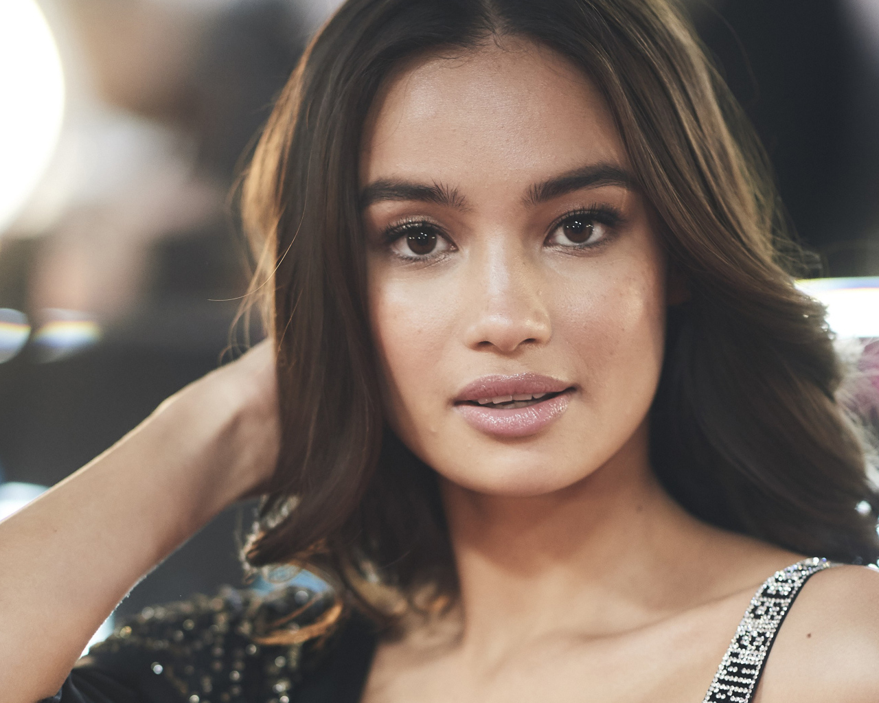 Американская модель Келси Мерритт с рукой в волосах 