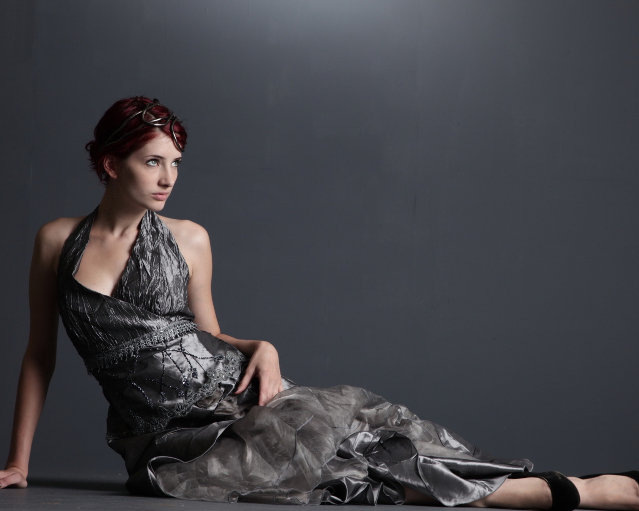 Американская модель Сьюзен Коффи в красивом платье на сером фоне