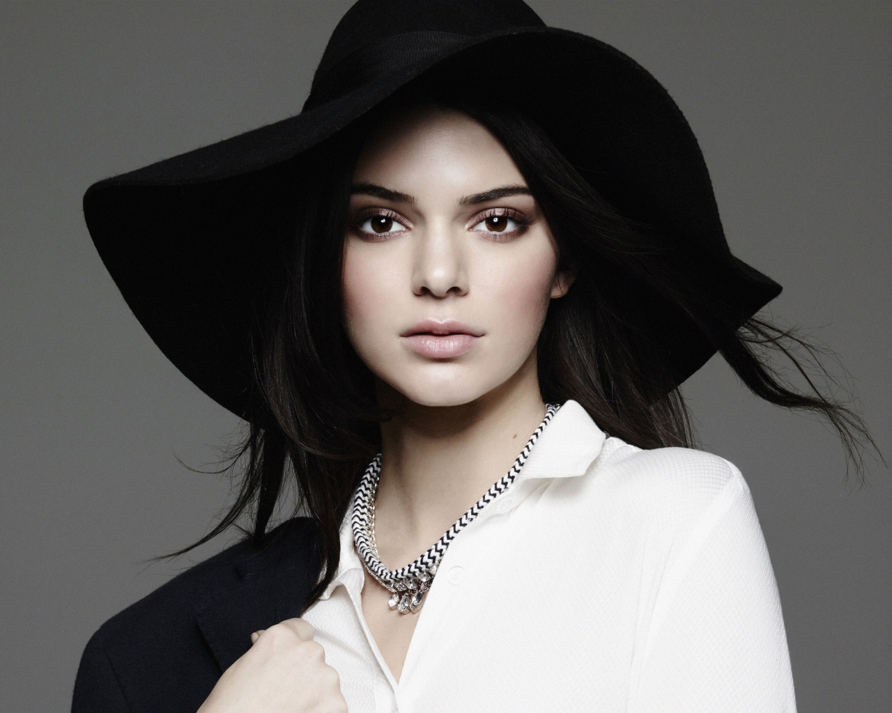 Американская супермодель Кендалл Дженнер в большой черной шляпе