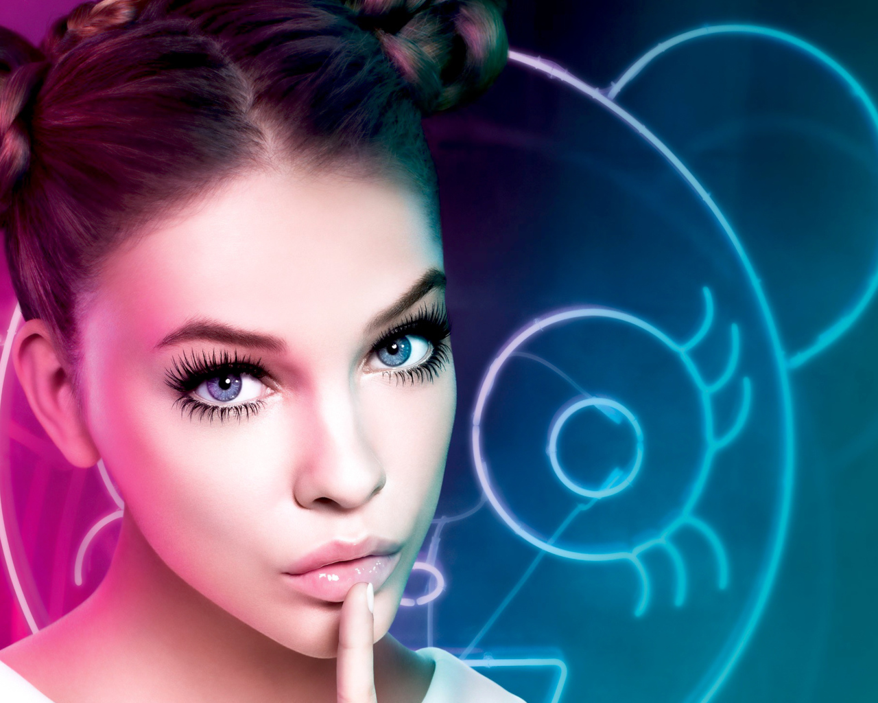 Красивая голубоглазая модель Барбара Палвин