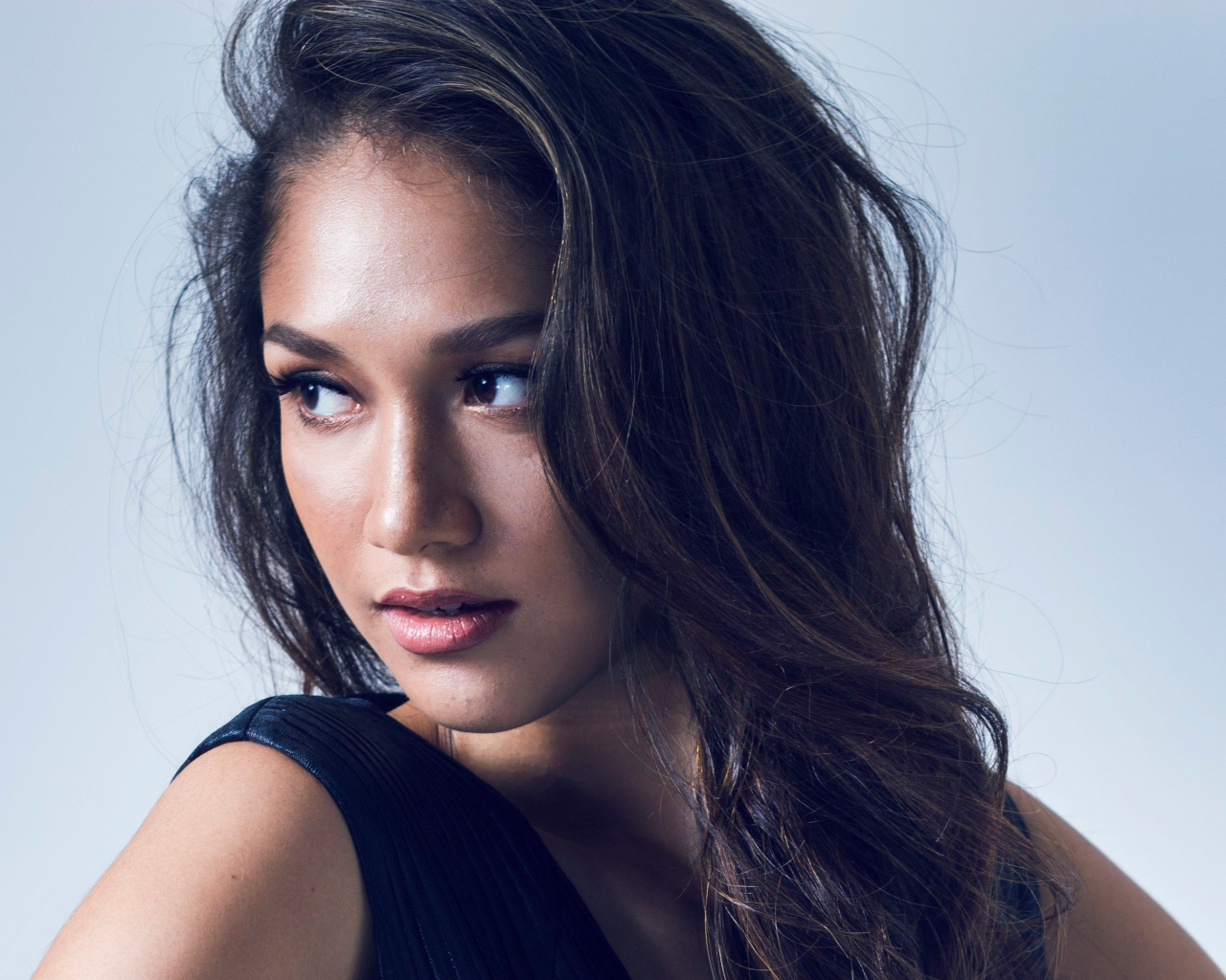 Красивая девушка филиппинская модель Моника Санта-Мария