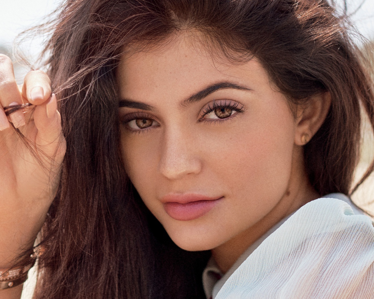 Кареглазая брюнетка модель Кайли Дженнер