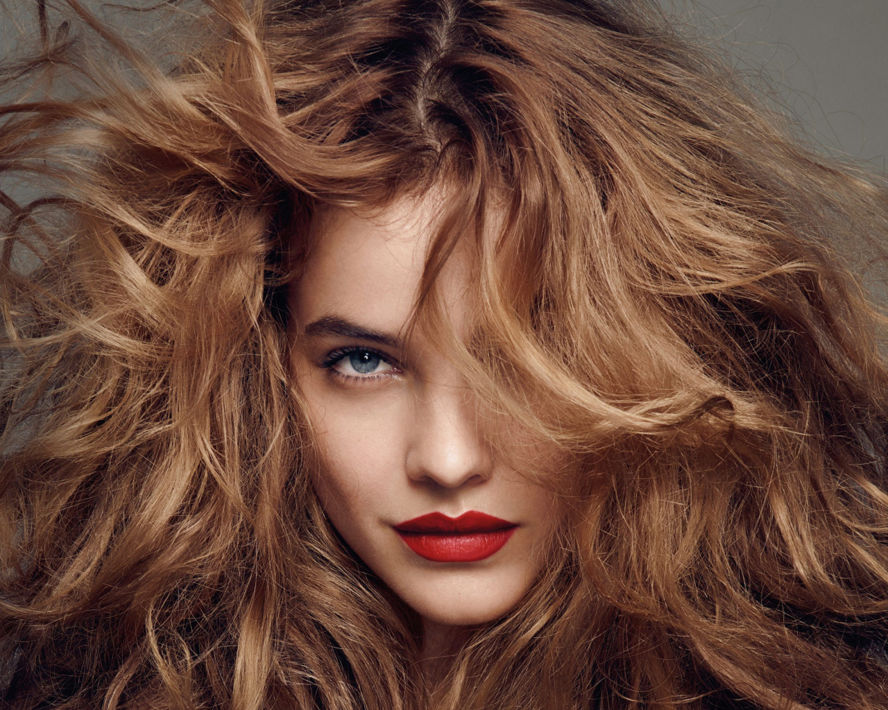 Модель Барбара Палвин с растрепанными волосами