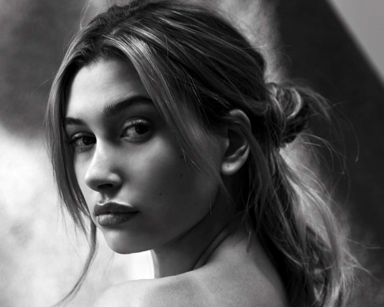 Модель Хейли  Болдуин черно белое фото