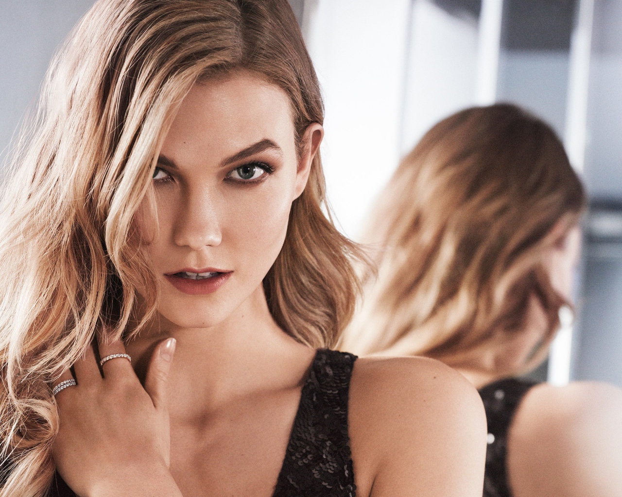 Супермодель Карли Клосс с кольцами на руке