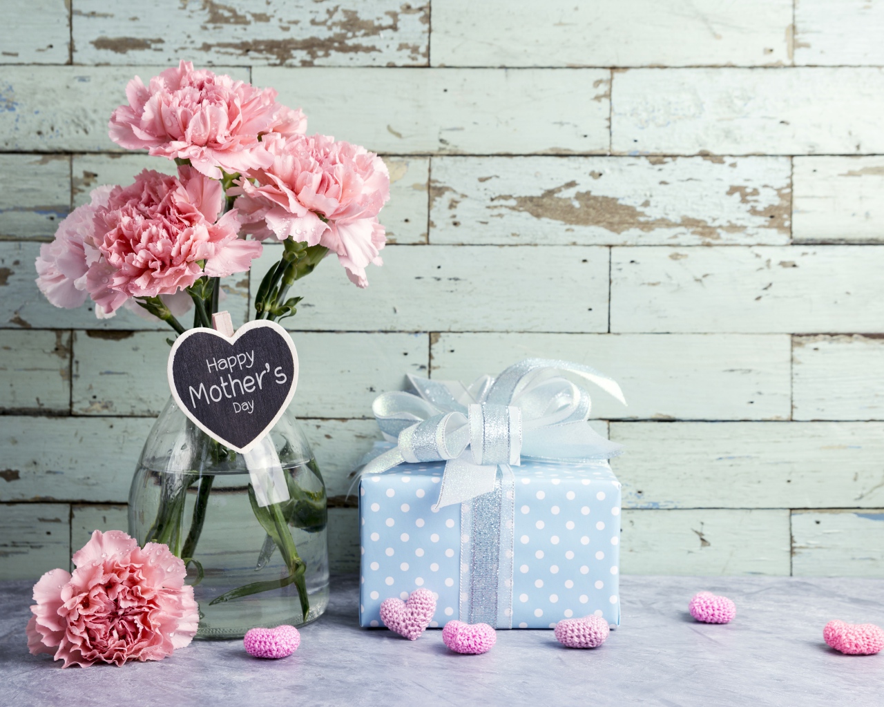 Букет розовых гвоздик и подарок на День матери 