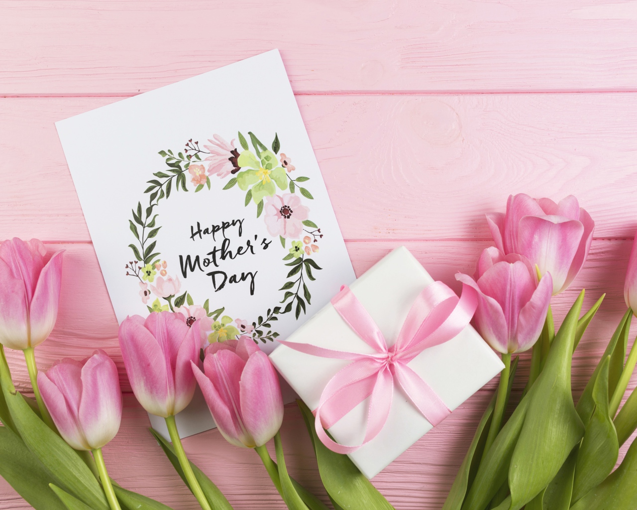 Розовые тюльпаны и подарок ко Дню Матери 