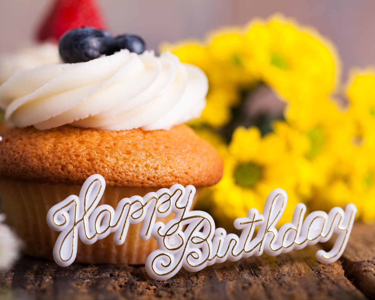 Надпись с днем рождения с праздничным кексом