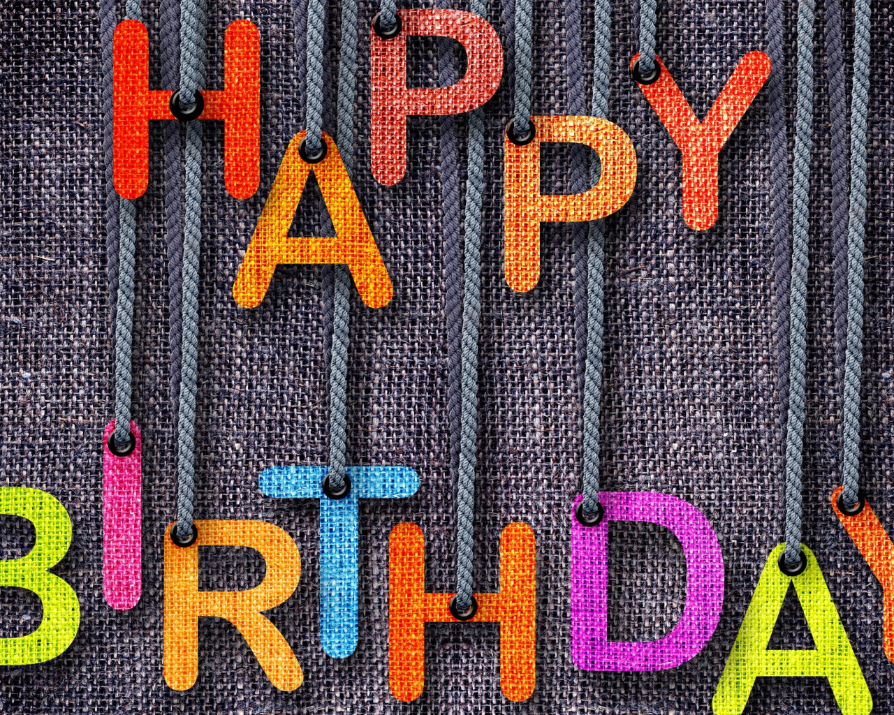 Буквы надписи Happy Birthday на ниточках