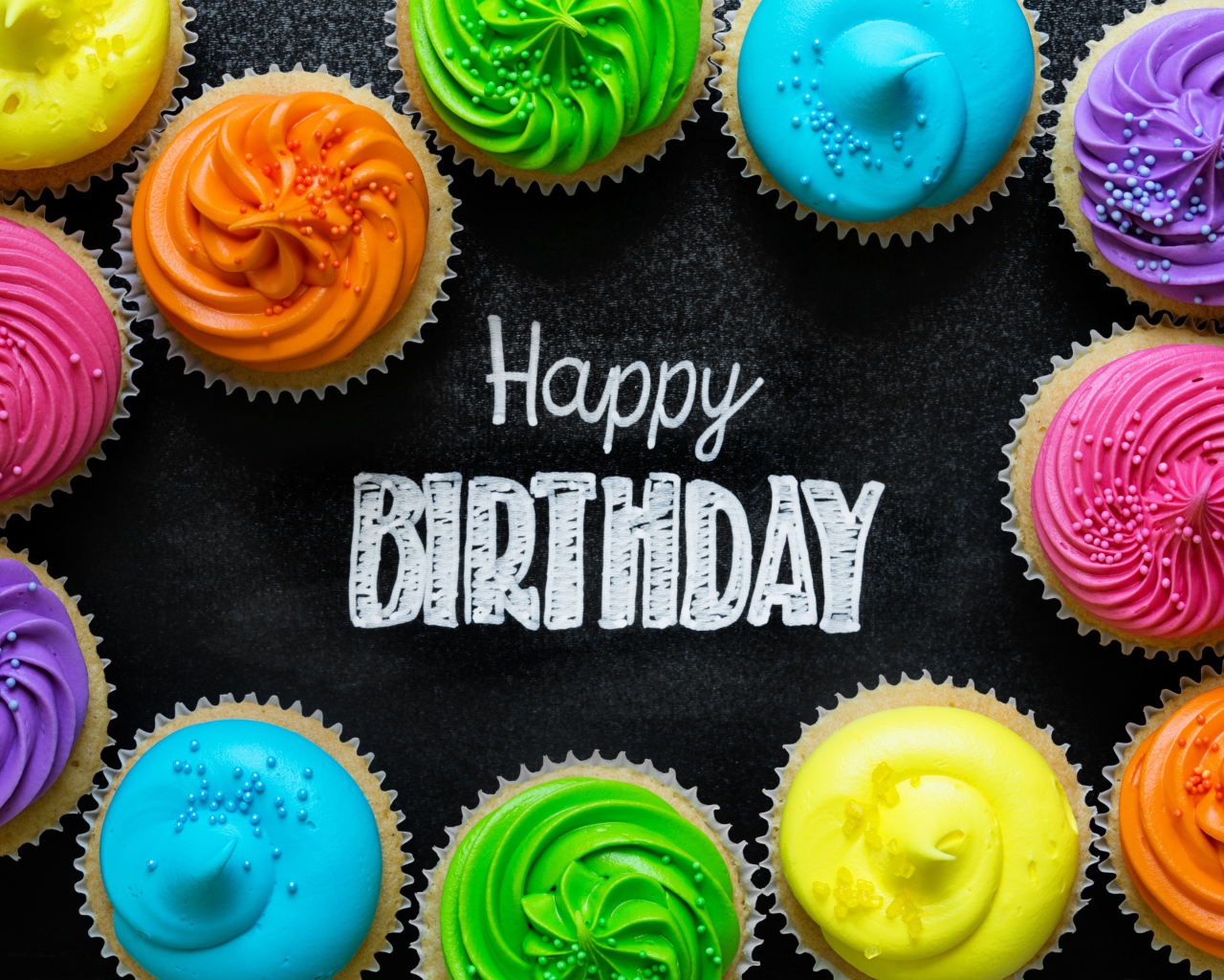 Разноцветные капкейки с кремом на день рождения