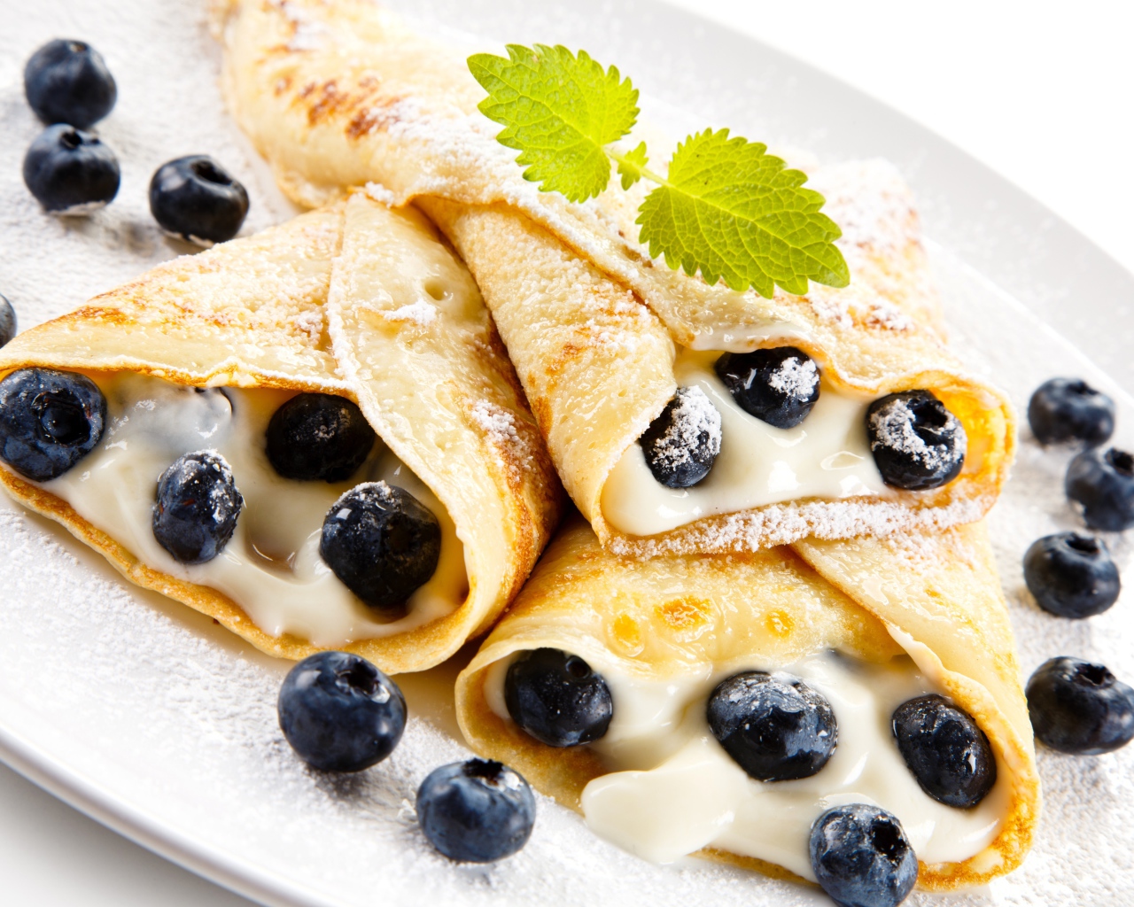 Аппетитные блины с творогом и черникой на Масленицу