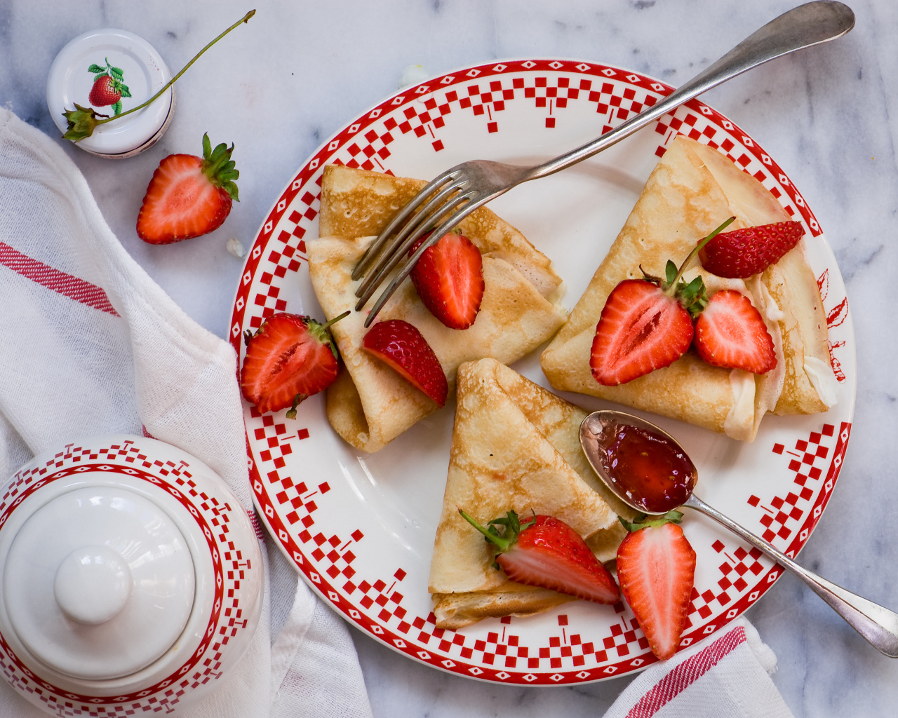 Аппетитные блины с клубникой на Масленицу