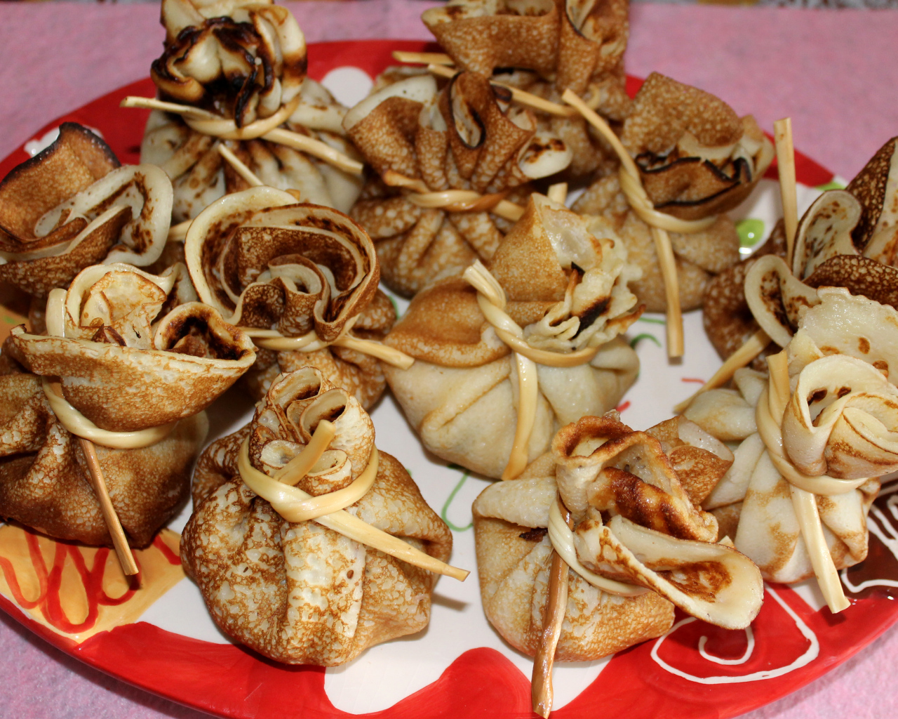 Аппетитные мешочки из блинов на праздник Масленица