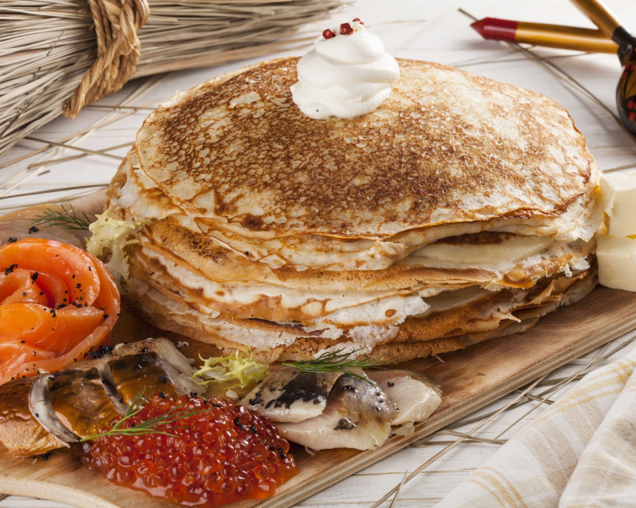 Вкусные блины с рыбой и красной икрой угощения на праздник Масленица