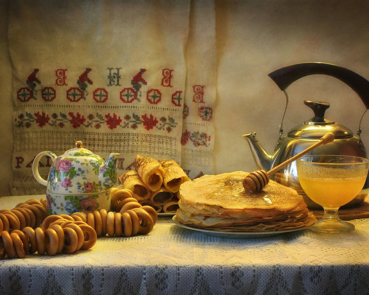 Праздничный стол с блинами и баранками на праздник Масленица