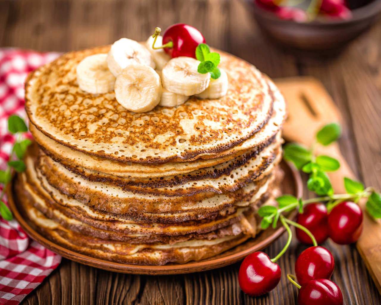 Блины с бананами и черешней на праздник Масленица