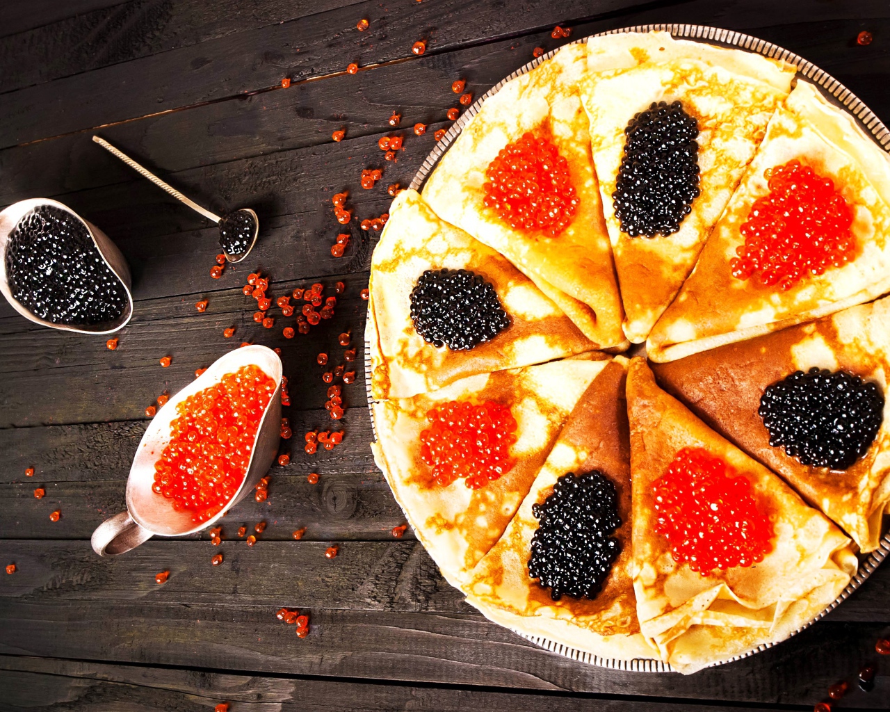 Блины с черной и красной икрой на деревянном столе на Масленицу