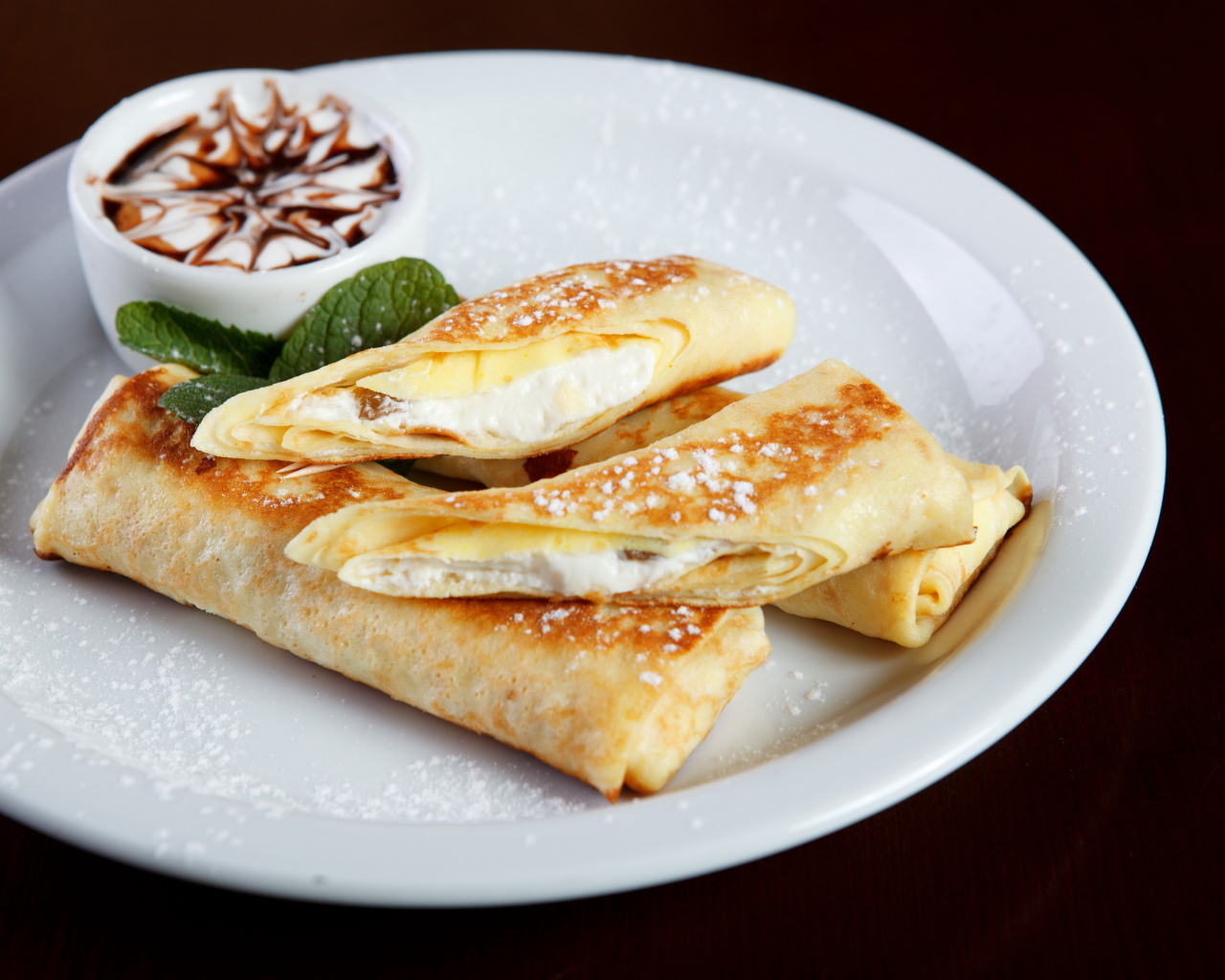 Блины с творогом и сметаной на белой тарелке на Масленицу