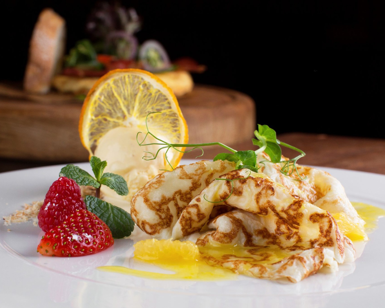 Блины с клубникой и лимоном на Масленицу