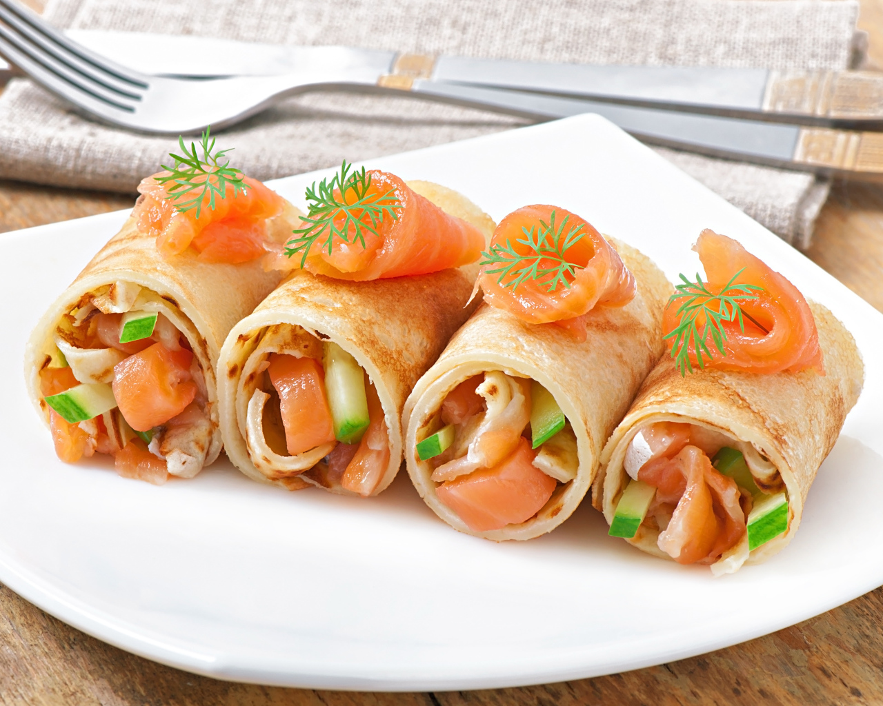 Рулетики из блинов с рыбой и огурцами на масленицу