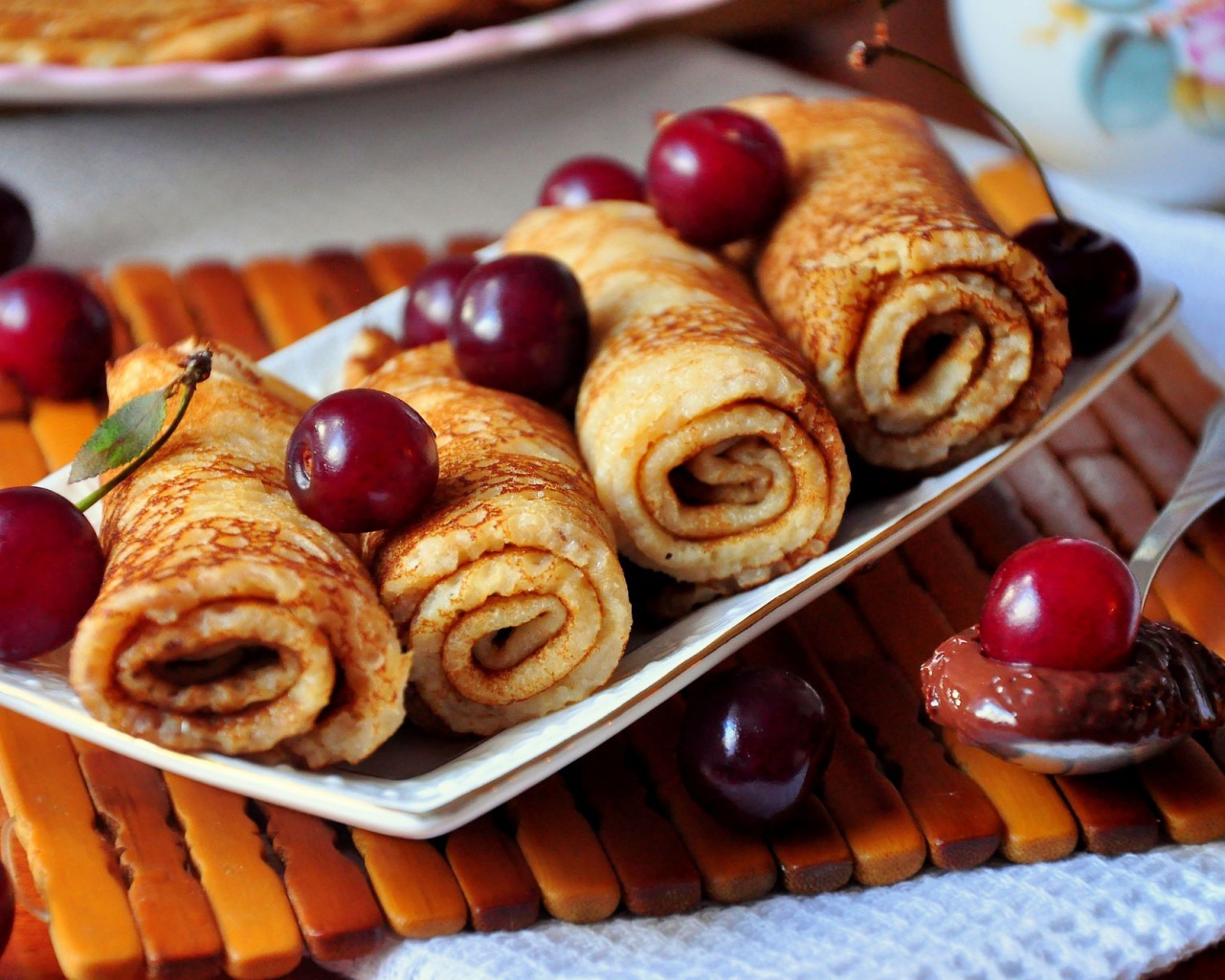 Тонкие блины с вишней угощение на праздник Масленица 2019 