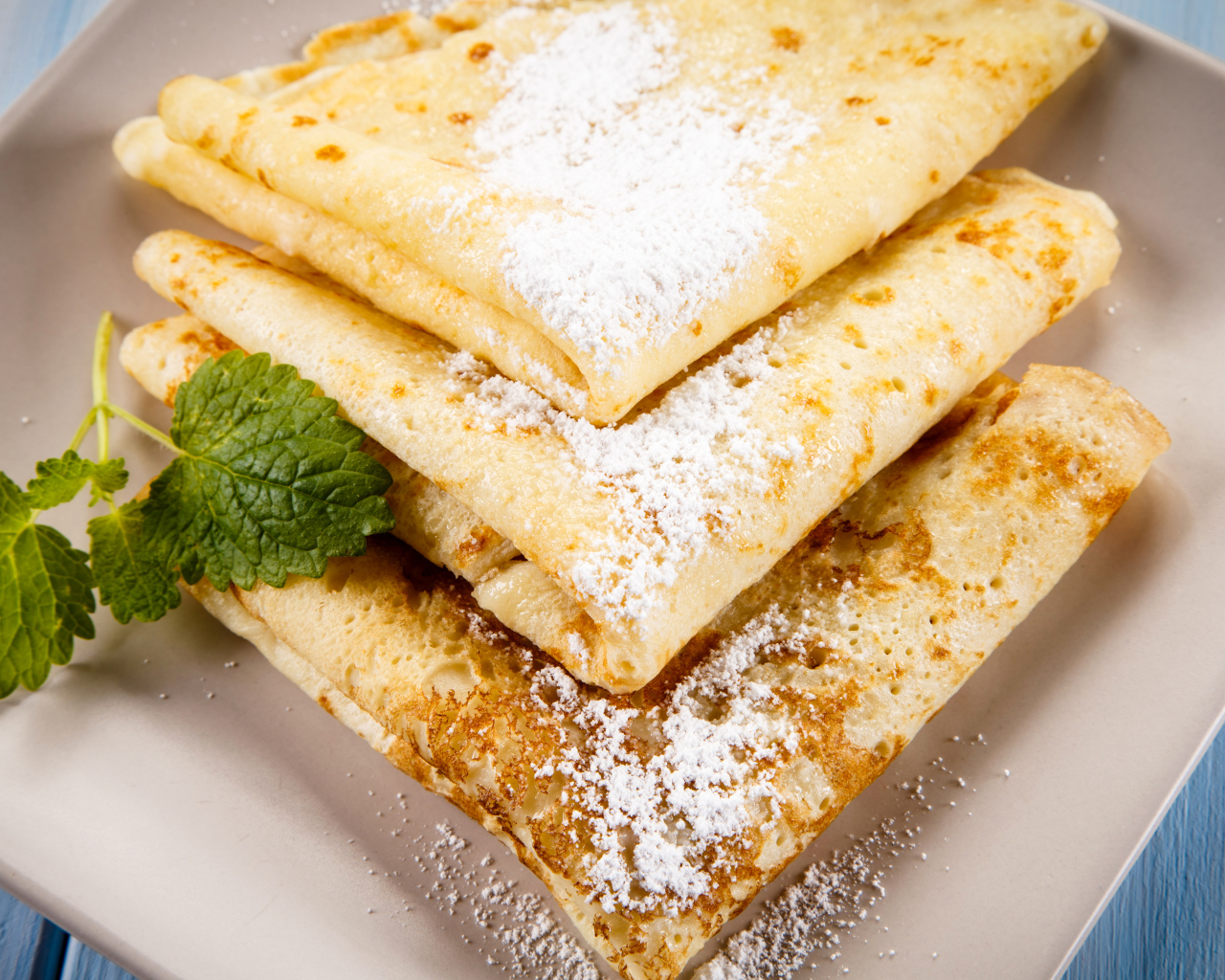 Тонкие блинчики с сахарной пудрой и листиком мяты на Масленицу 2018