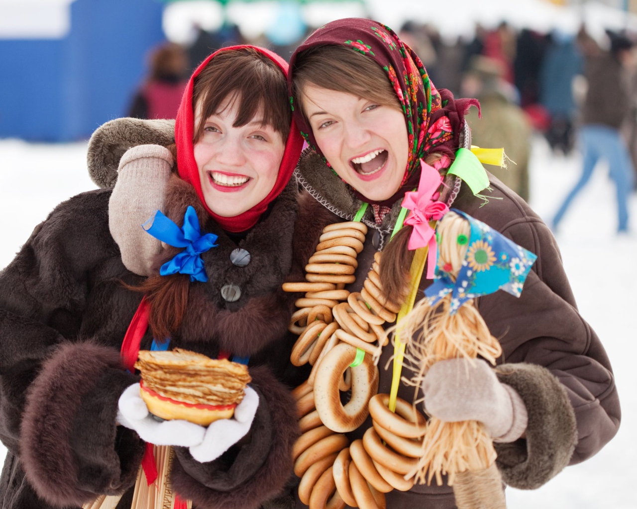 Две девушки с блинами и баранками на Масленицу