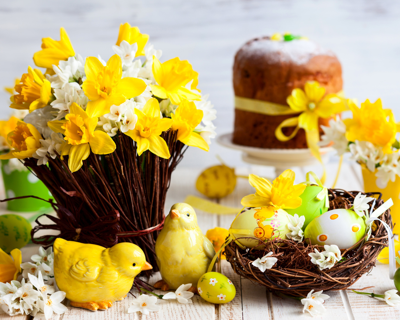 Букет весенних цветов на столе с пасхальными яйцами