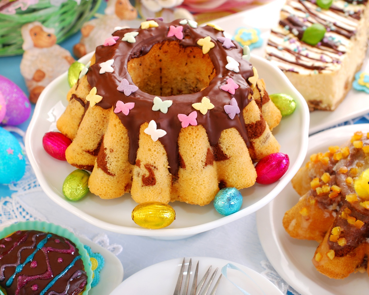 Красивый пасхальный кулич с шоколадом и яйцами на столе к празднику