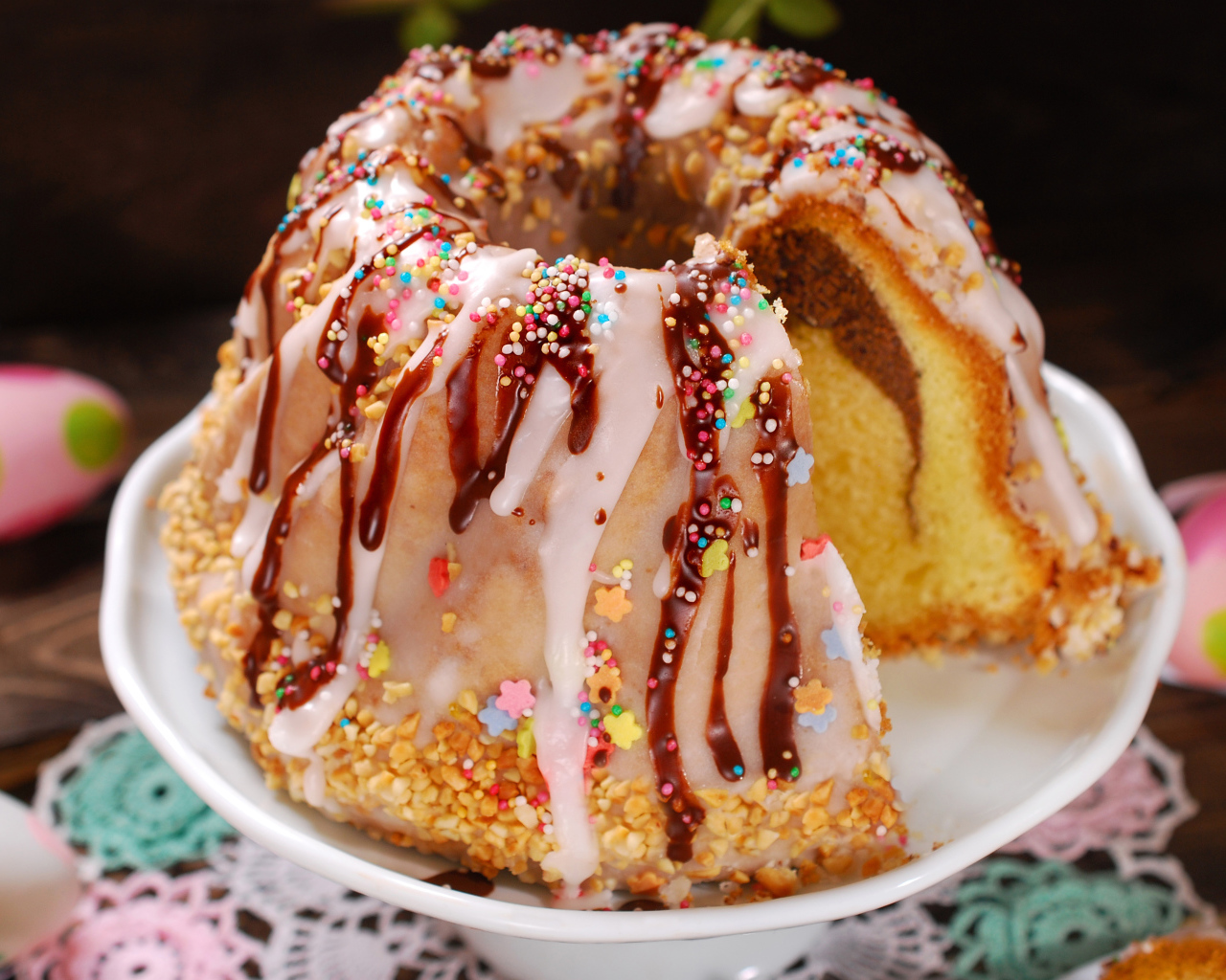 Красивый пасхальный кулич с глазурью на праздник Пасха