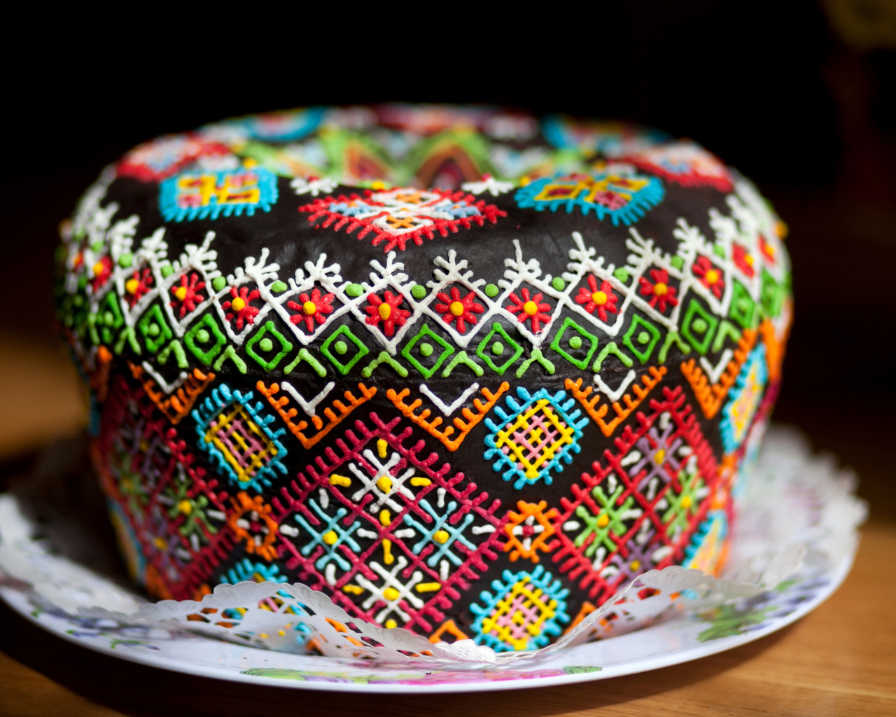 Красивый дизайнерский пасхальный кулич на праздник Пасха